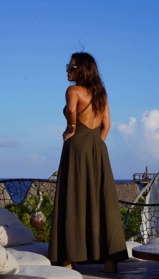 vestido longo, fluido e elegante com decote em V e alças finas que se cruzam nas costas com regulagem