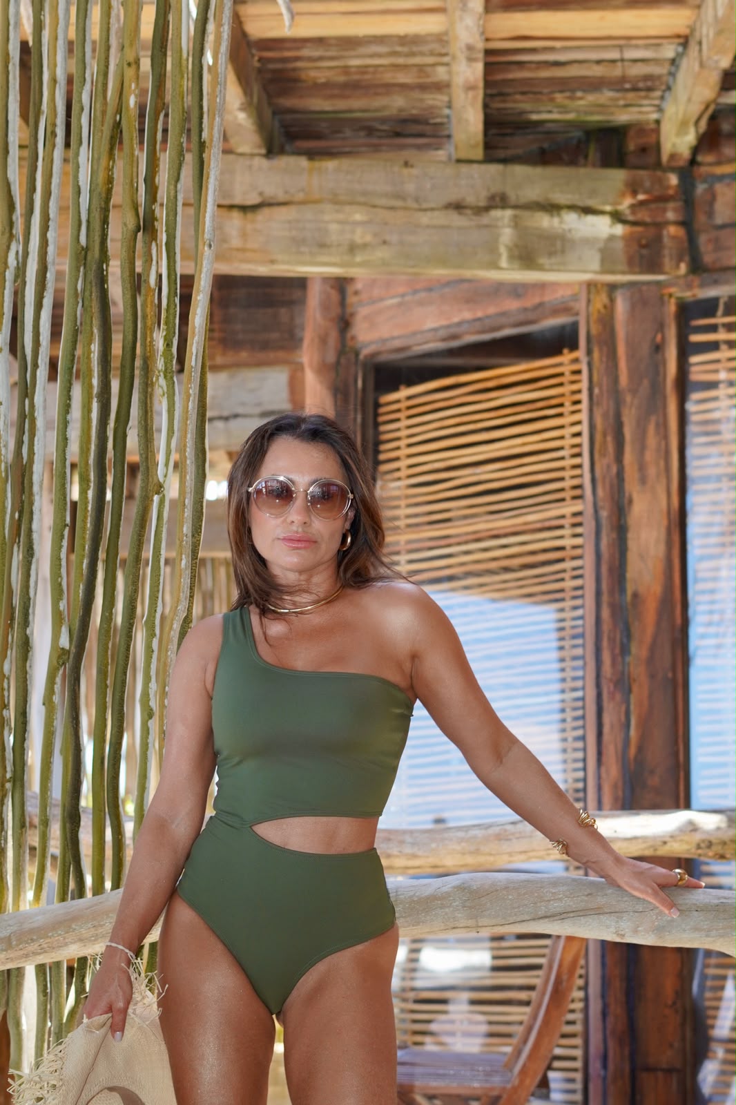 body verde musgo que exala sofisticação com seu design de ombro único e um corte na cintura que adiciona um toque de modernidade e sensualidade