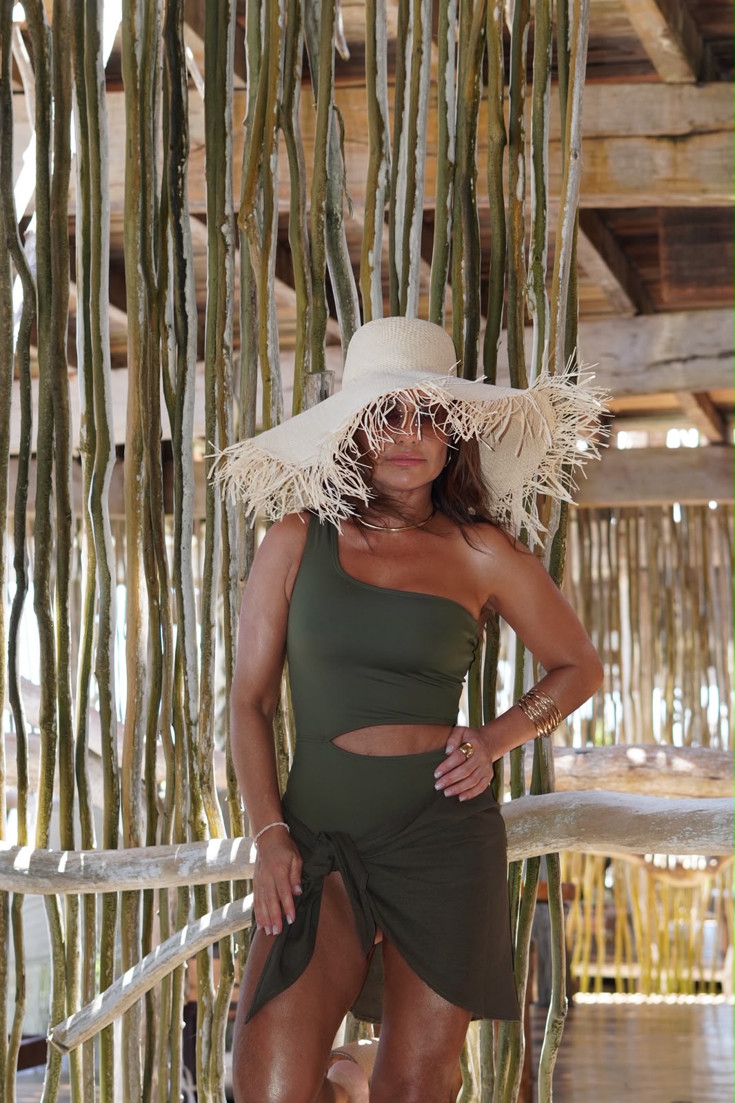 body verde musgo que exala sofisticação com seu design de ombro único e um corte na cintura que adiciona um toque de modernidade e sensualidade