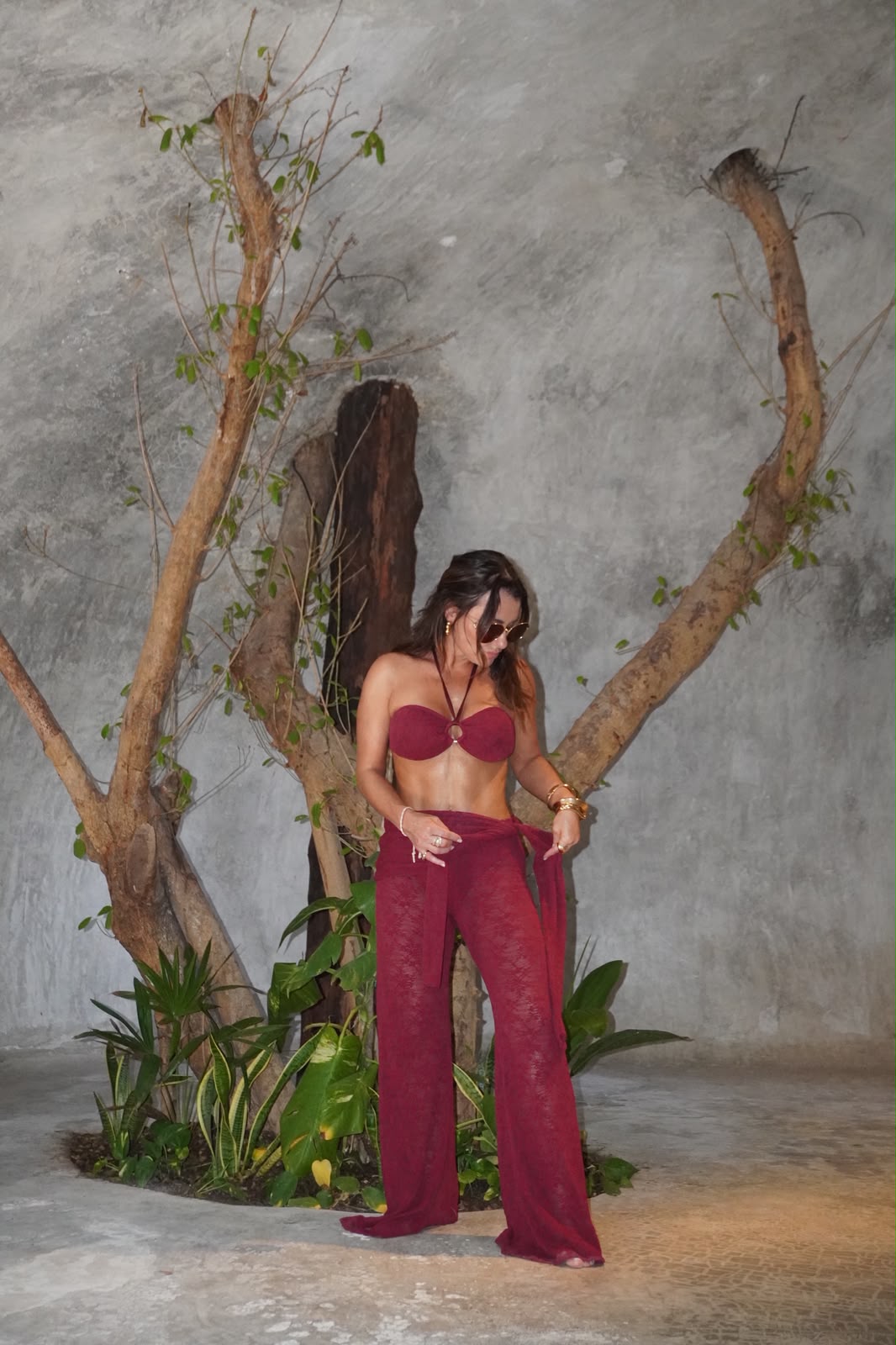 calça com amarração na cintura em renda bordô