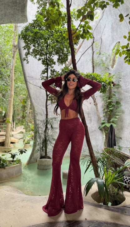 calça flare em renda bordô