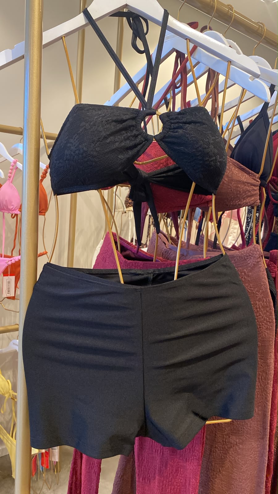 calça flare em renda bordô
