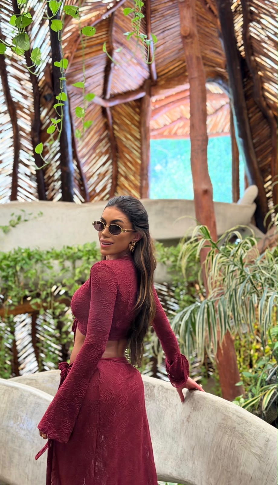 cropped com mangas flare em renda bordô