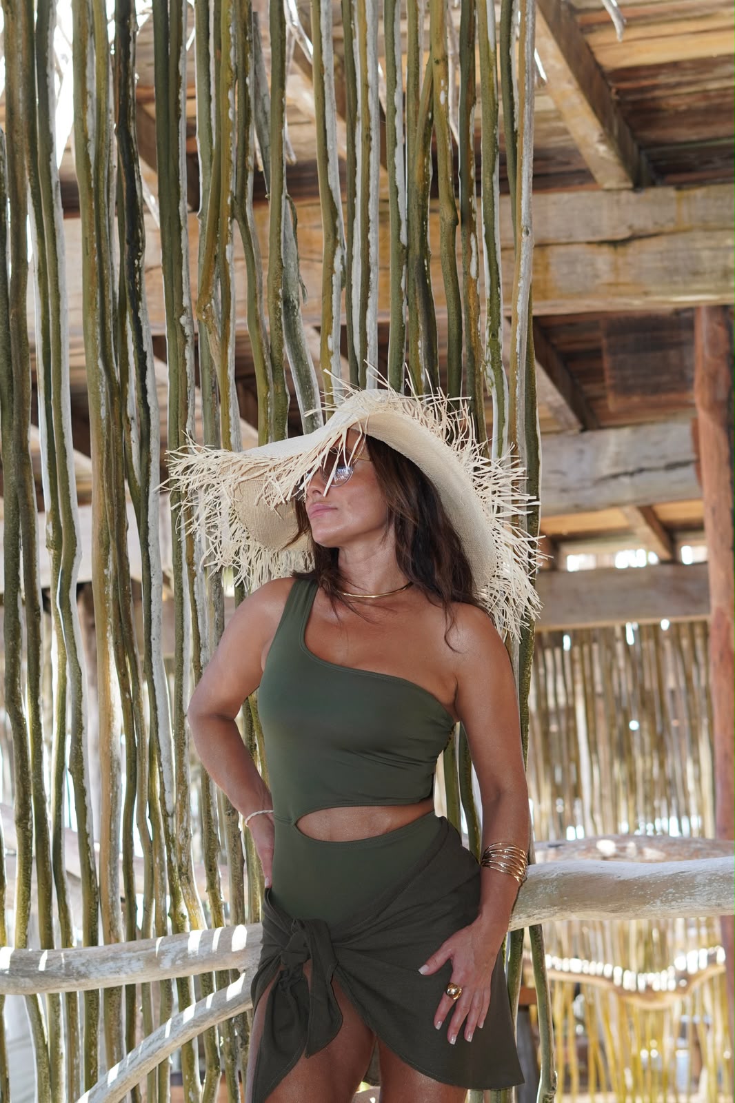 Saia de praia verde musgo estilo pareô com amarração lateral, confeccionada em tecido leve e fluido