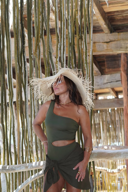 Saia de praia verde musgo estilo pareô com amarração lateral, confeccionada em tecido leve e fluido